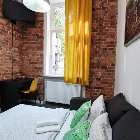 Two Streets One Stefana & Damrota Apartment