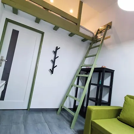 Two Streets One Stefana & Damrota Apartment