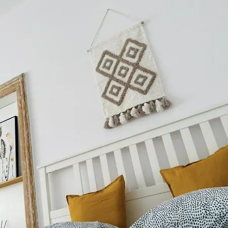 Two Streets One Stefana & Damrota Apartment *
