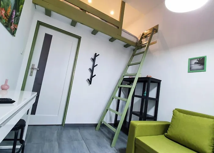 Two Streets One Stefana & Damrota 公寓